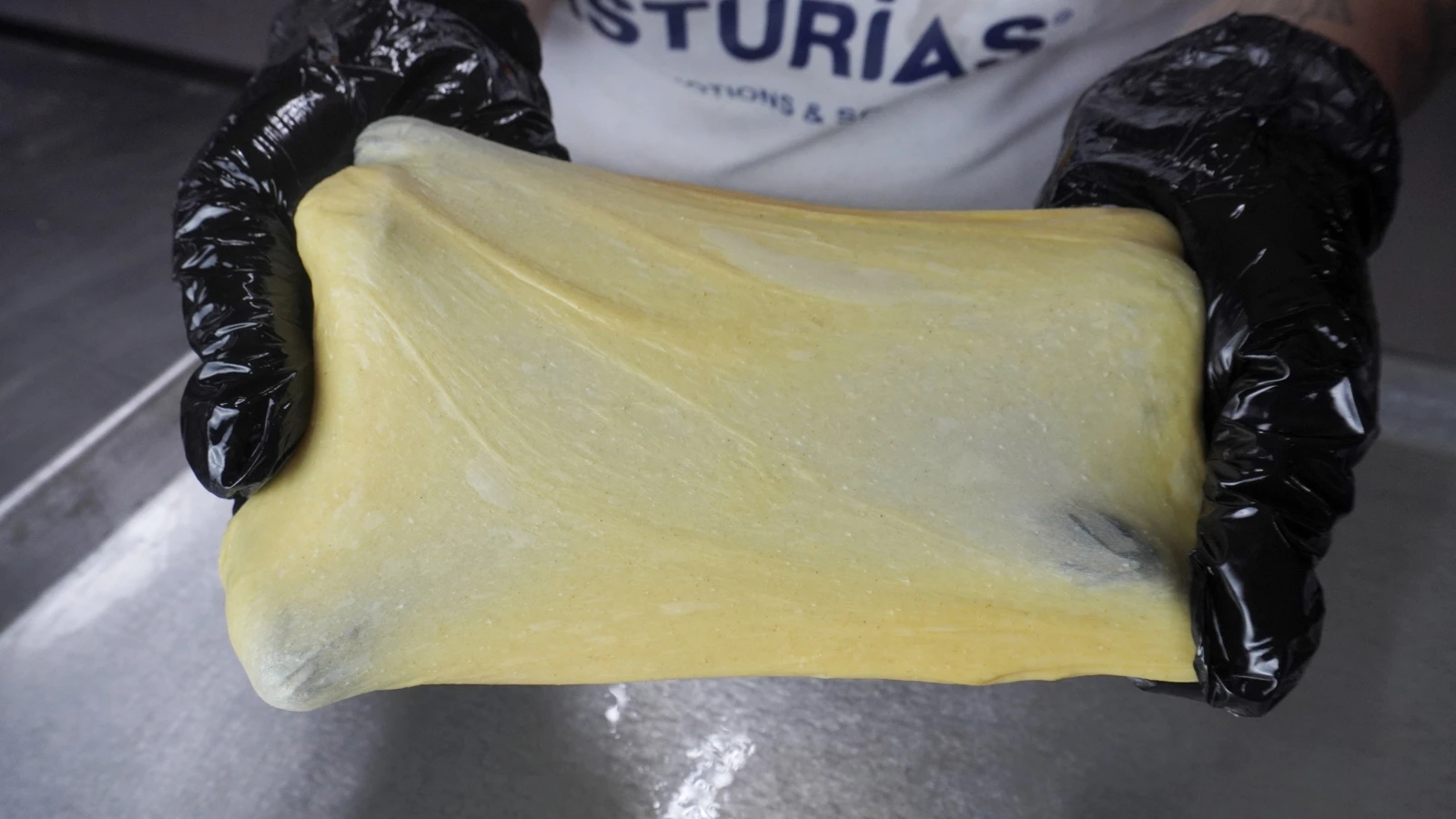 Prueba de membrana para comprobar la elasticidad de la masa
