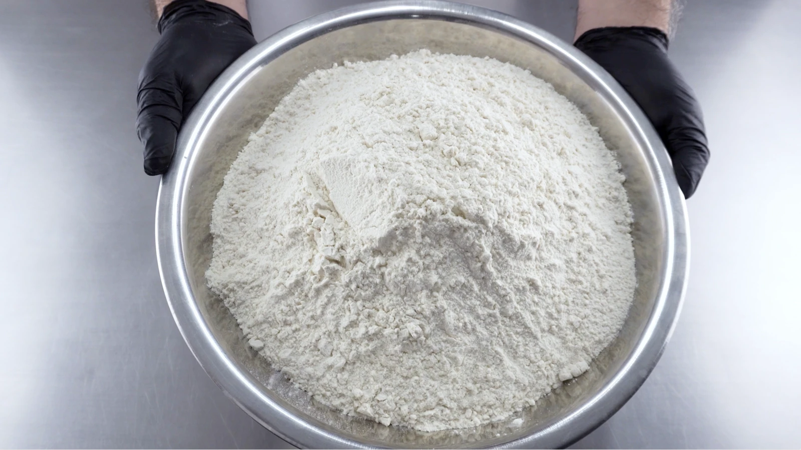 Pesado de los ingredientes antes del amasado